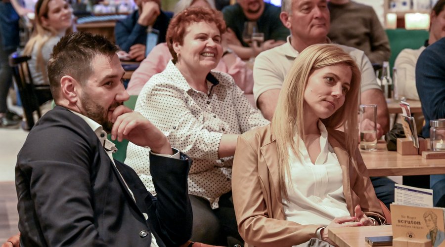Szólj be a papnak 2025 Ivola