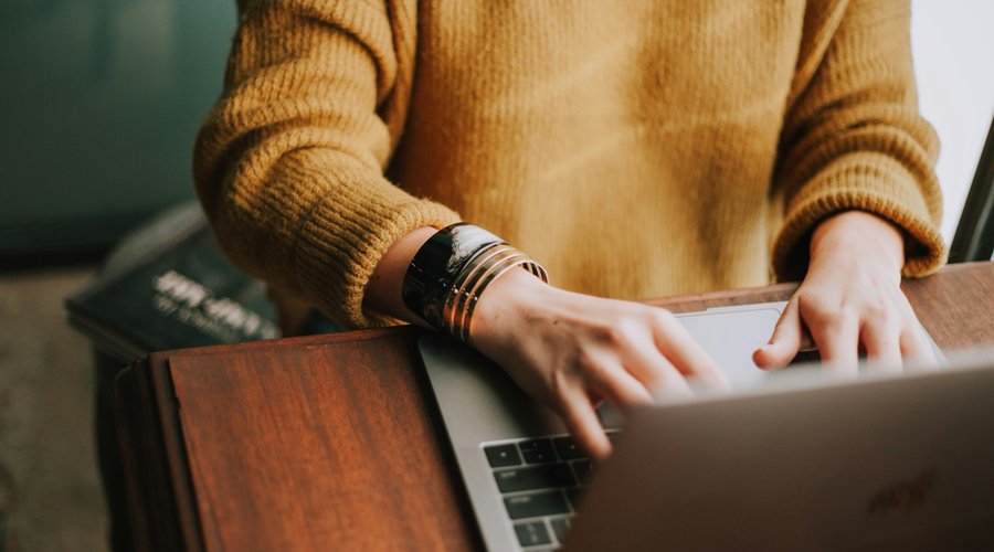 Kérdőív, felmérés, számítógép, internet, gép - Fotó: Unsplash/Christin Hume