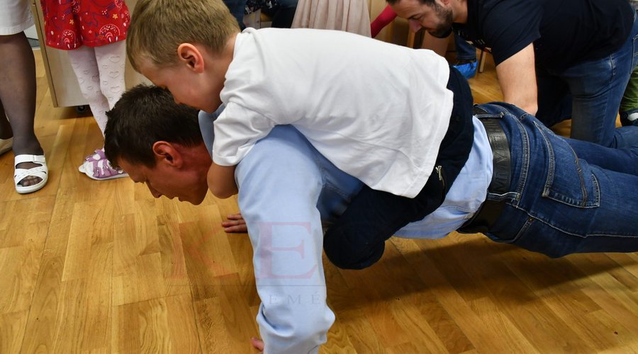 Apa-gyermek fekvőtámasz a Kecskeméti Református Pálmácska Óvodában
