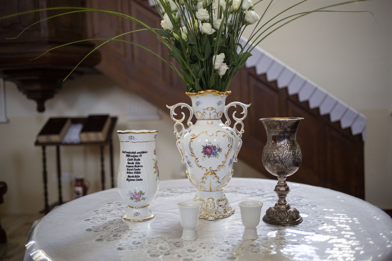 hollóházi porcelán, úrasztala, pusztafalui református templom, Hurta Hajnalka fotója
