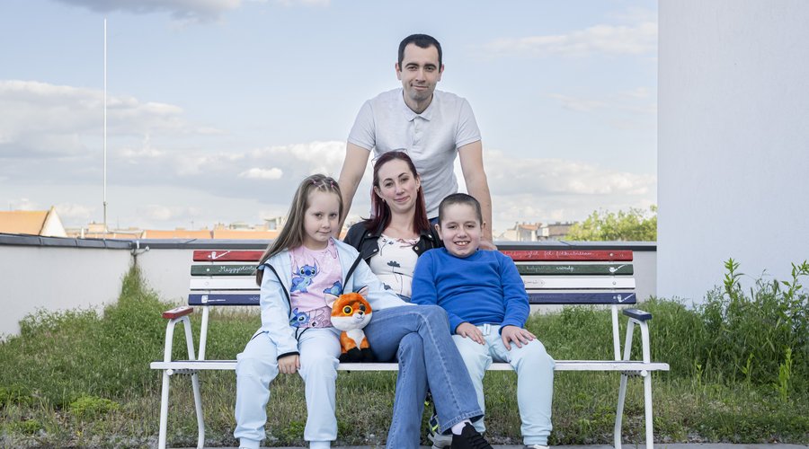 Major Ádi  Duchenne-féle izomsorvadás kisfiú és családja (Major Viktória és Major Ádám, valamint testvére, Major Zsófia Emma) 2025 május - Fotó: Sebestyén László
