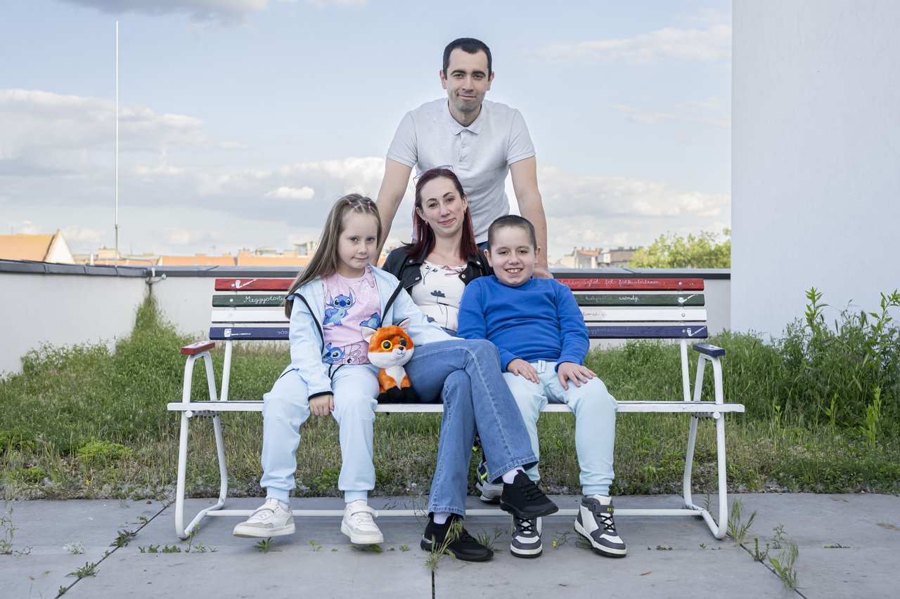 Major Ádi Duchenne-féle izomsorvadás kisfiú és családja (Major Viktória és Major Ádám, valamint testvére, Major Zsófia Emma) 2025 május - Fotó: Sebestyén László