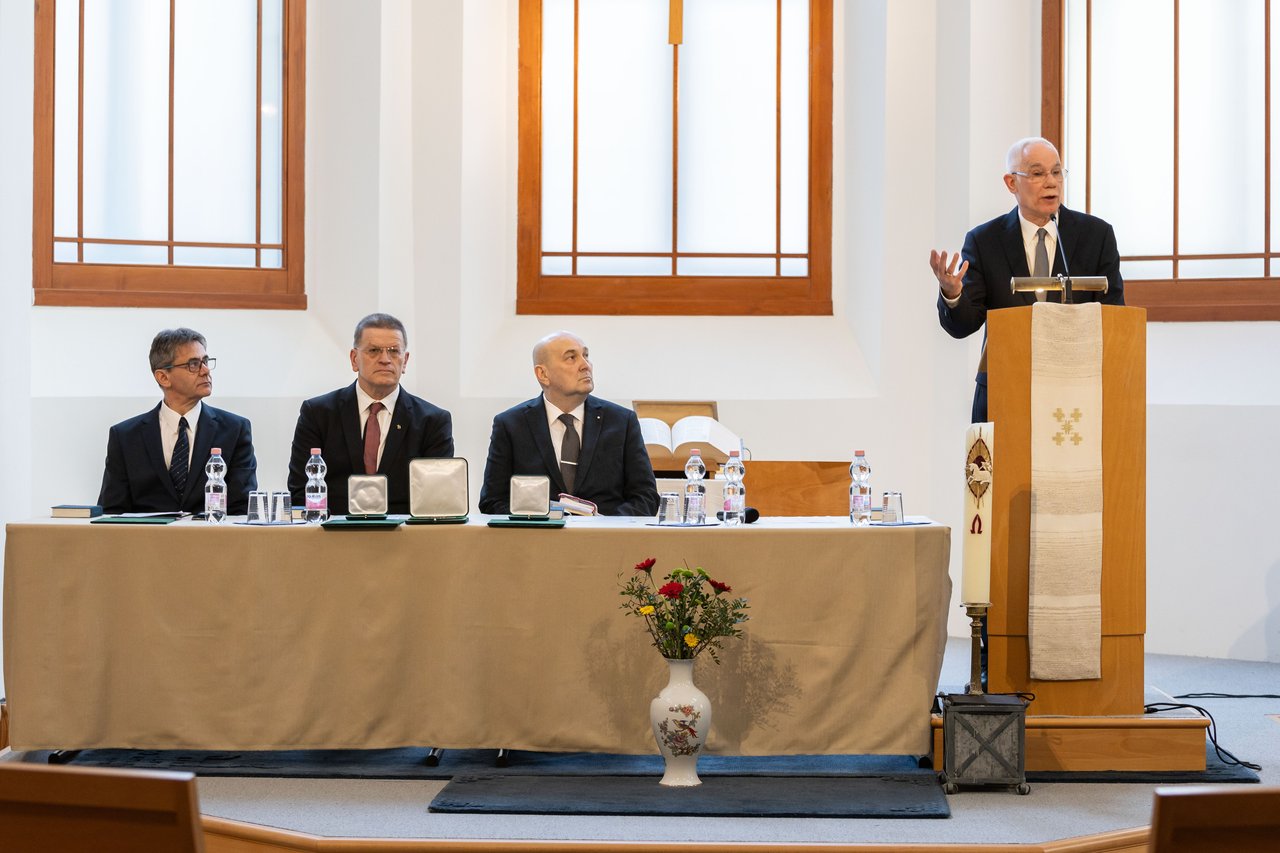 Bencze János, Velkey György János és Steinbach József hallgatják Balog Zoltán megnyitó gondolatait. Dizseri Tamás Szeretetszolgálati-díj és az ifjúsági tagozati kitüntetések átadása 2025 március 7-én a Hold utcai templomban - Fotó: Hurta Hajnalka