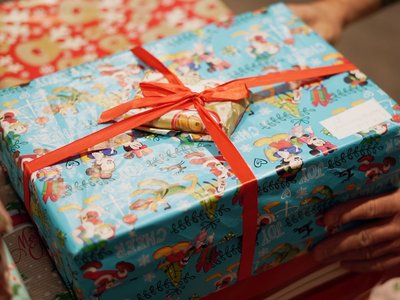 20251128_EZISREF_karacsonyi adomanyok_fekvo_borito_logo_nelkul