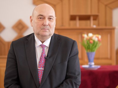 202604_husveti_videouzenet_borito2