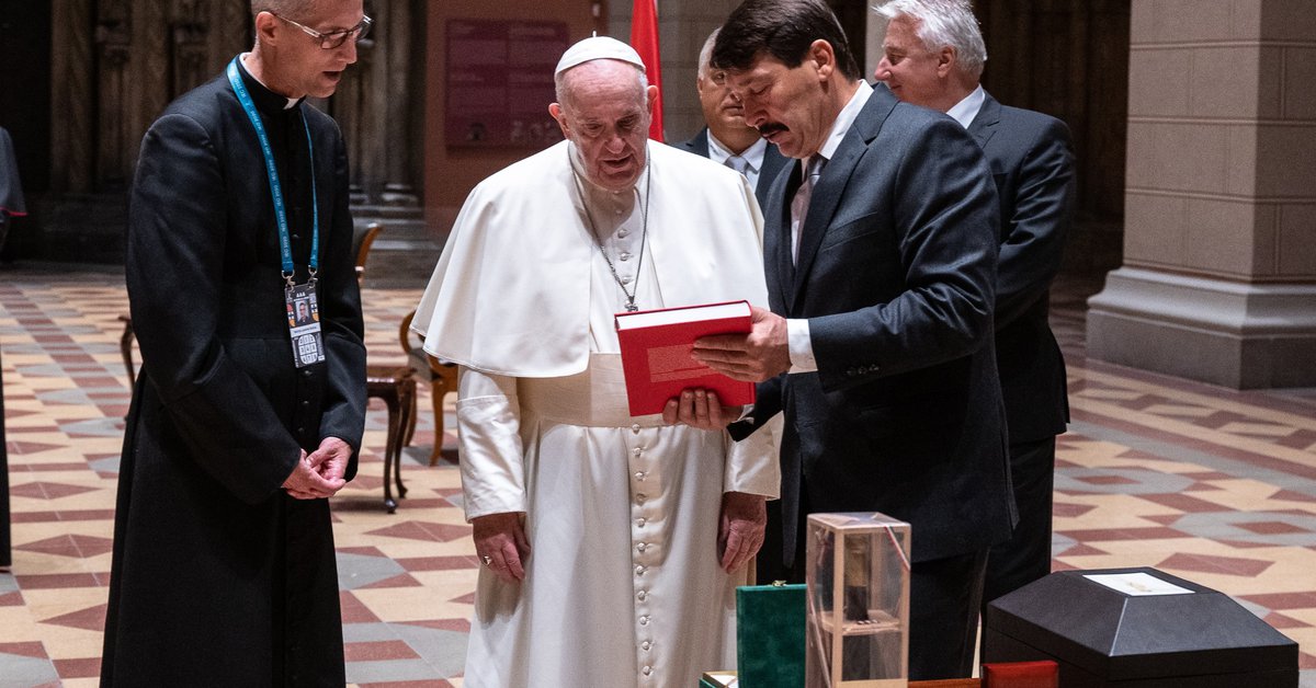 Református hősökről is olvashat Ferenc pápa