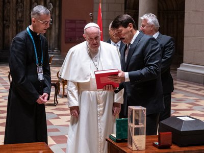 Ferenc pápa könyvet kap. Fotó: Miniszterelnökség/ Botár Gegely