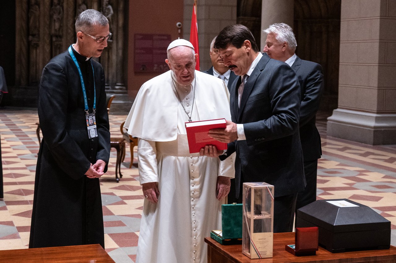 Ferenc pápa könyvet kap. Fotó: Miniszterelnökség/ Botár Gegely