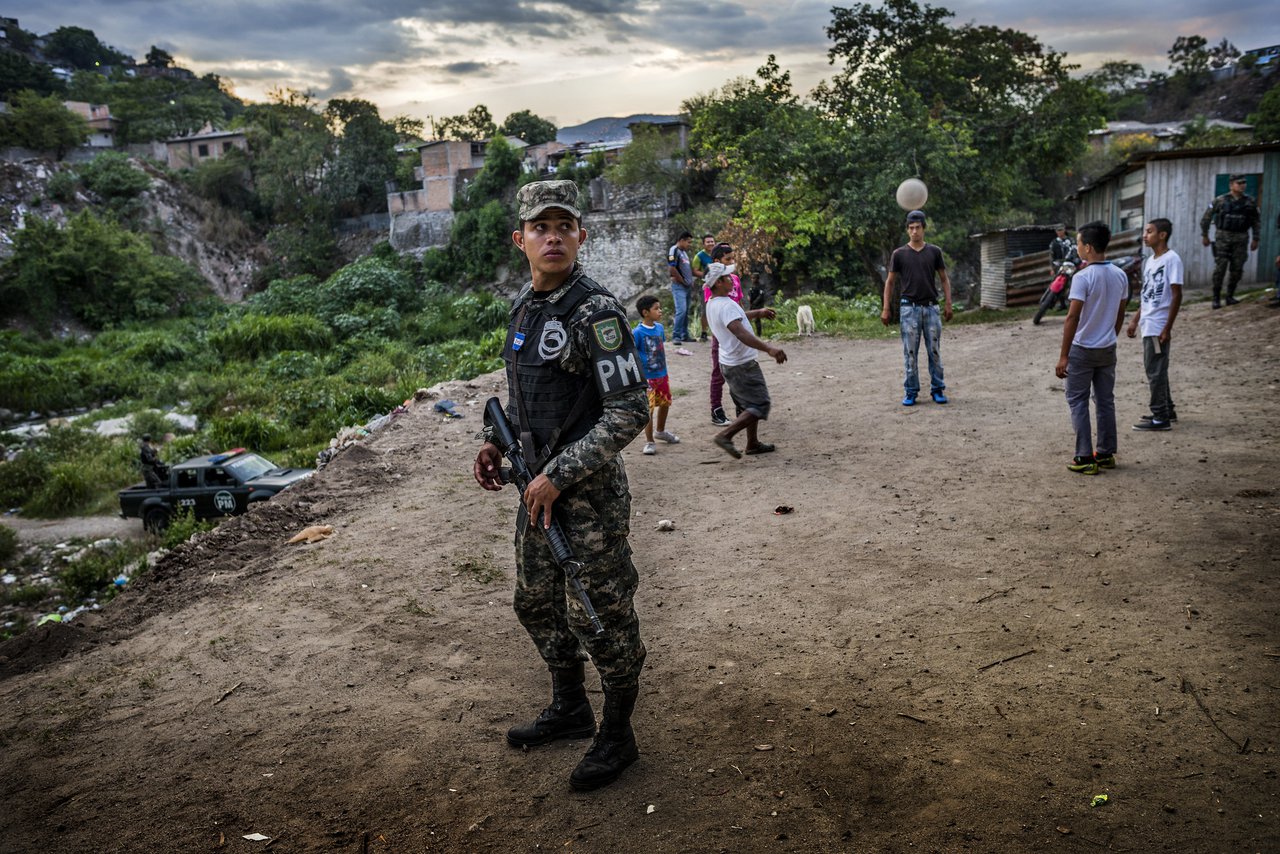 Latin-Amerikában néha a leghétköznapibb helyeken is komoly fegyveres őrségre van szükség (a képen éppen Hondurasban) - Fotó: Flickr/EU/ECHO/A. Aragón 2016