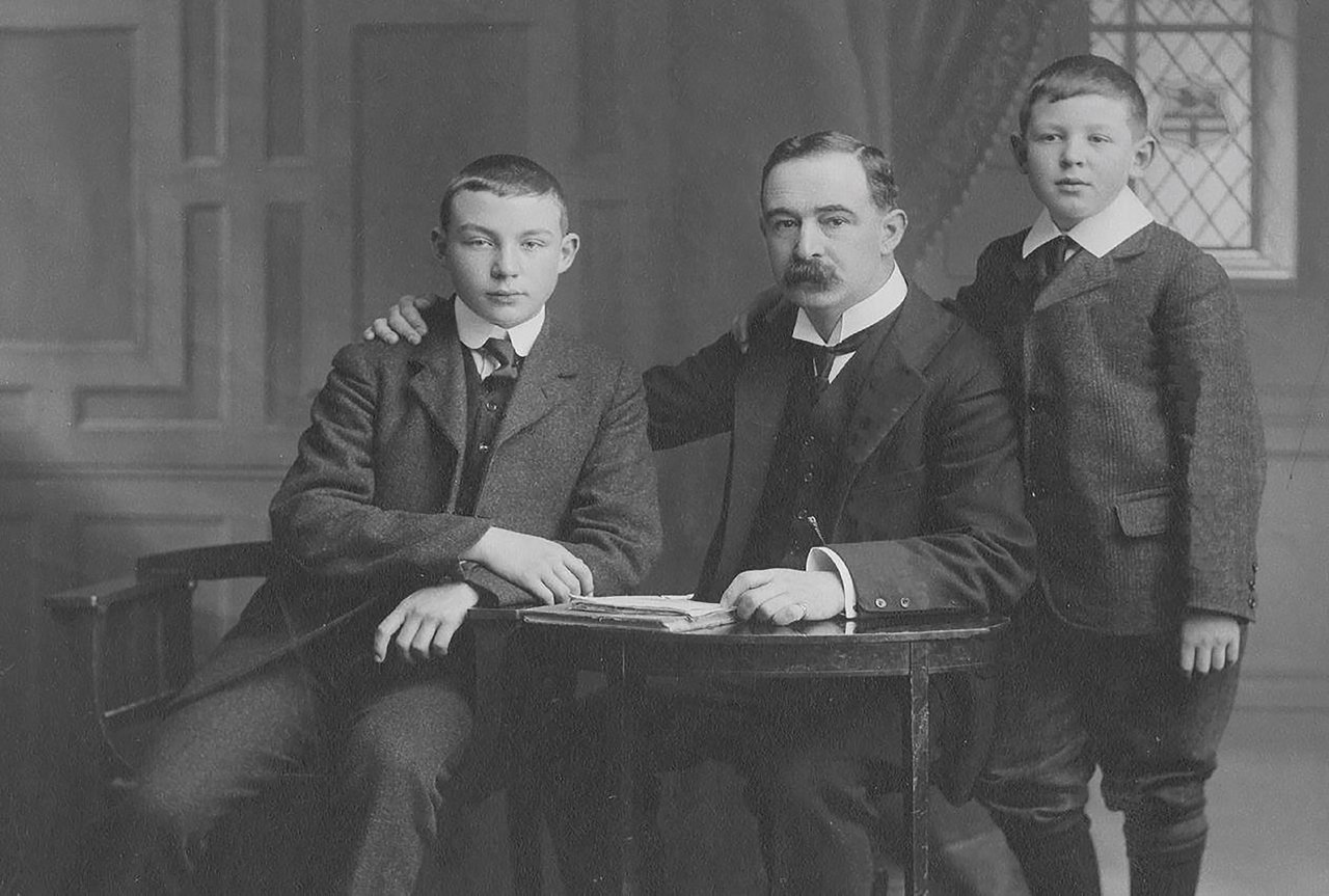 Warren (testvér), Albert (apa), és C.S. Lewis író 1908 körül. Fotó: Flickr