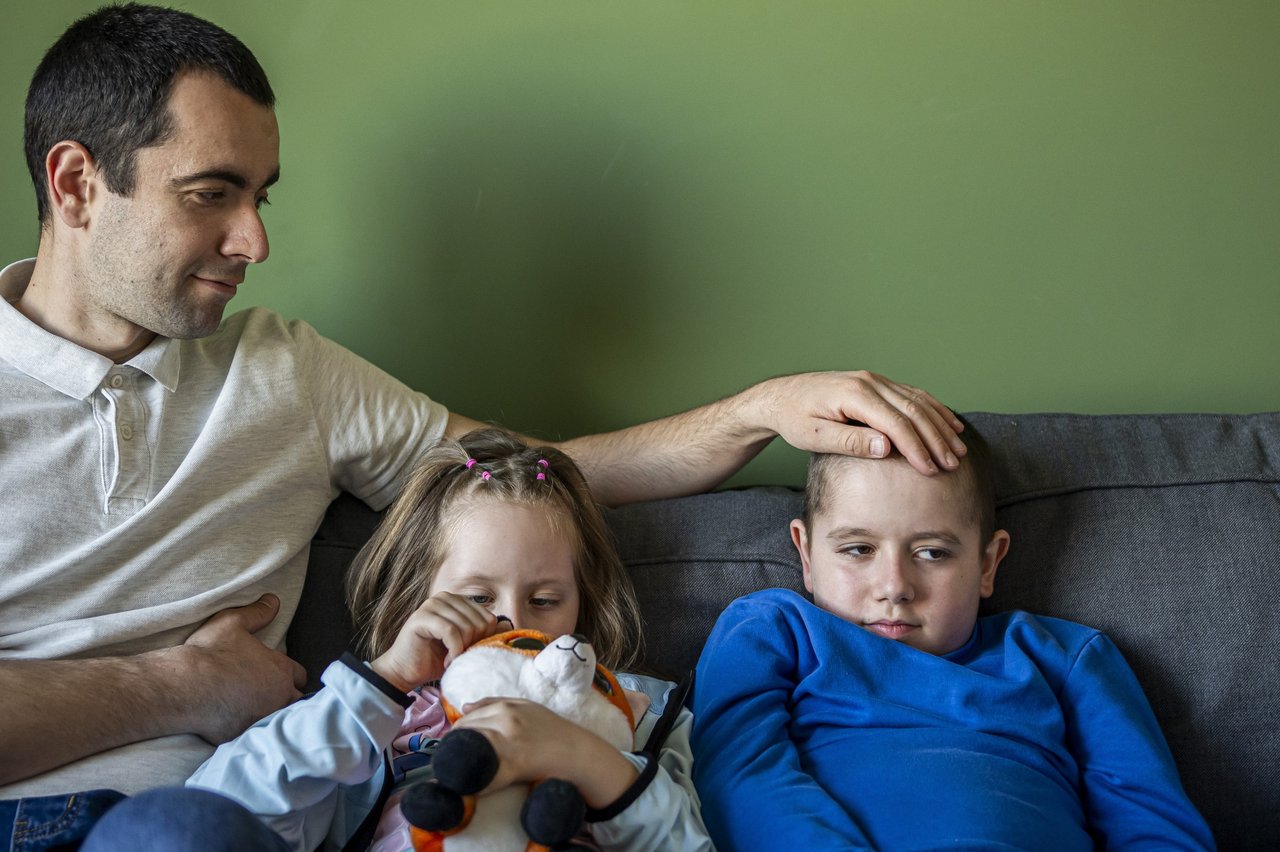 Major Ádi Duchenne-féle izomsorvadás kisfiú és családja (Major Viktória és Major Ádám, valamint testvére, Major Zsófia Emma) 2025 május - Fotó: Sebestyén László