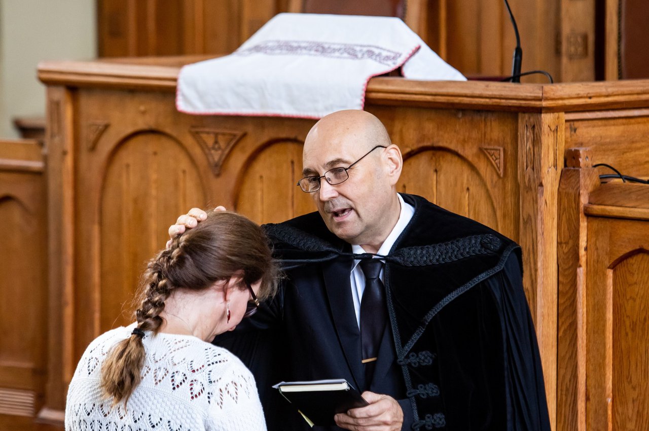 Steinbach József dunántúli püspök megáldja a kórházlelkészeket