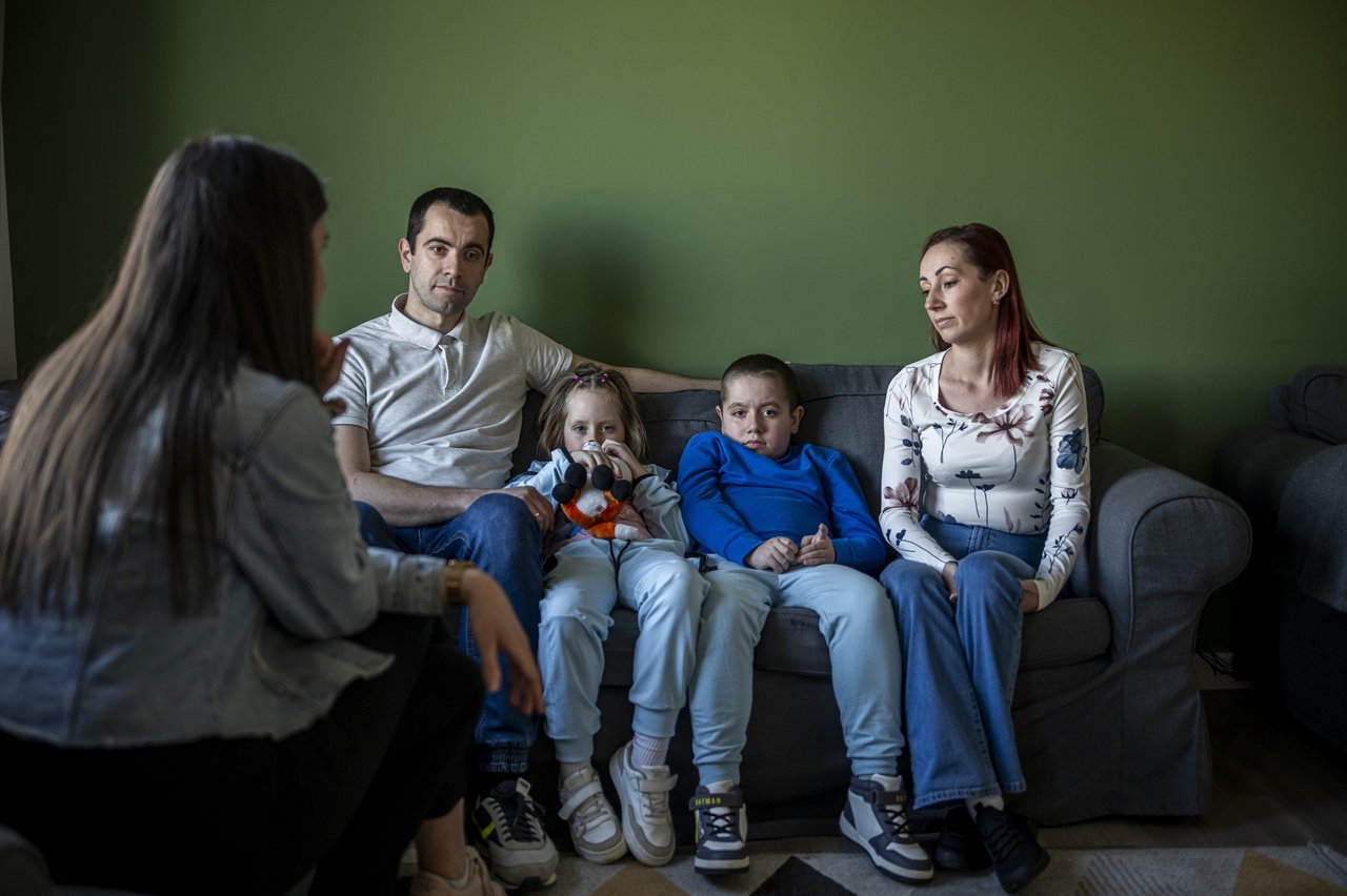Major Ádi Duchenne-féle izomsorvadás kisfiú és családja (Major Viktória és Major Ádám, valamint testvére, Major Zsófia Emma) 2025 május - Fotó: Sebestyén László