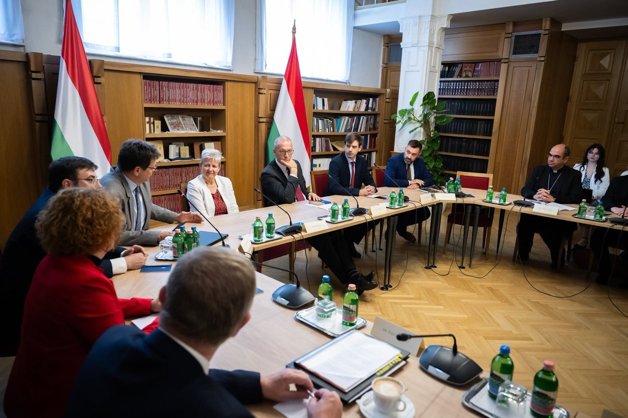 A társadalmi kapcsolatokért és kultúráért felelős valamint az oktatási miniszterrel találkoztak egyházvezetők 2026. június 18. Forrás: Facebook/Tarr Zoltán