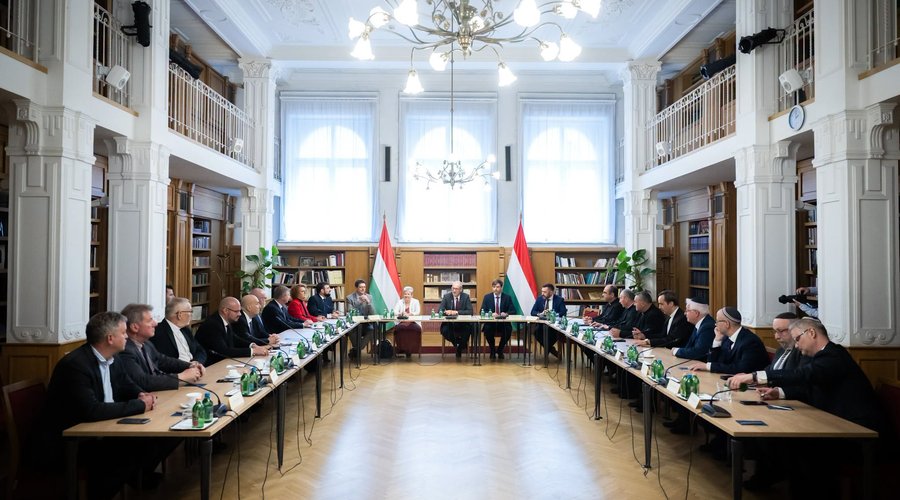A társadalmi kapcsolatokért és kultúráért felelős valamint az oktatási miniszterrel találkoztak egyházvezetők 2026. június 18. Forrás: Facebook/Tarr Zoltán