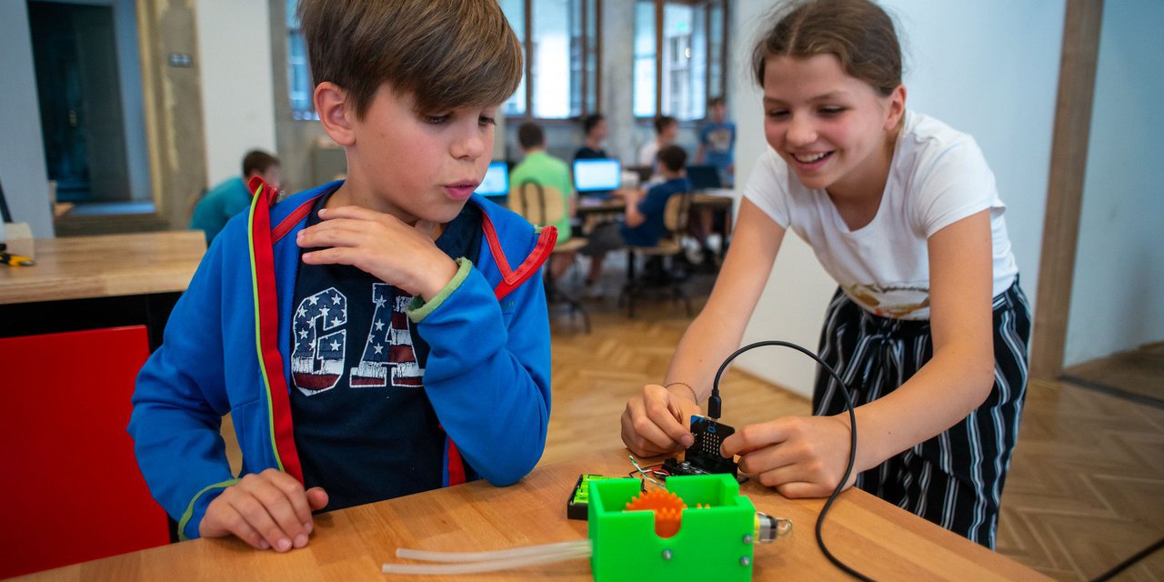 Alkotópedagógiai foglalkozás a Maker's Red Box-szal 05.jpg