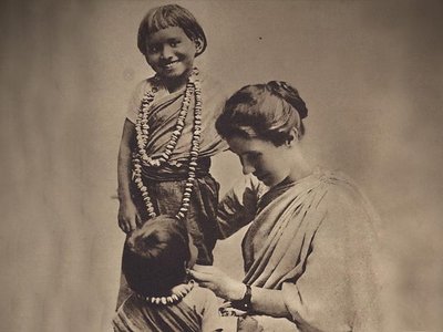 Amy Charmichael gyerekekkel. Fotó: Wikipedia