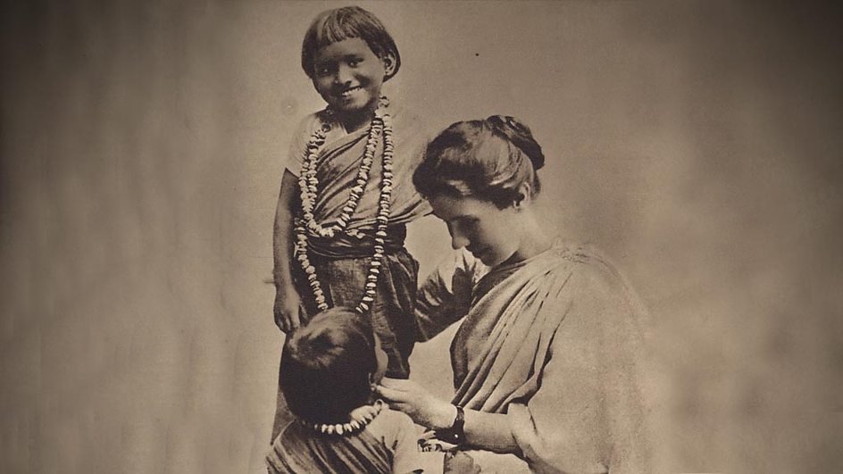 Amy Charmichael gyerekekkel. Fotó: Wikipedia