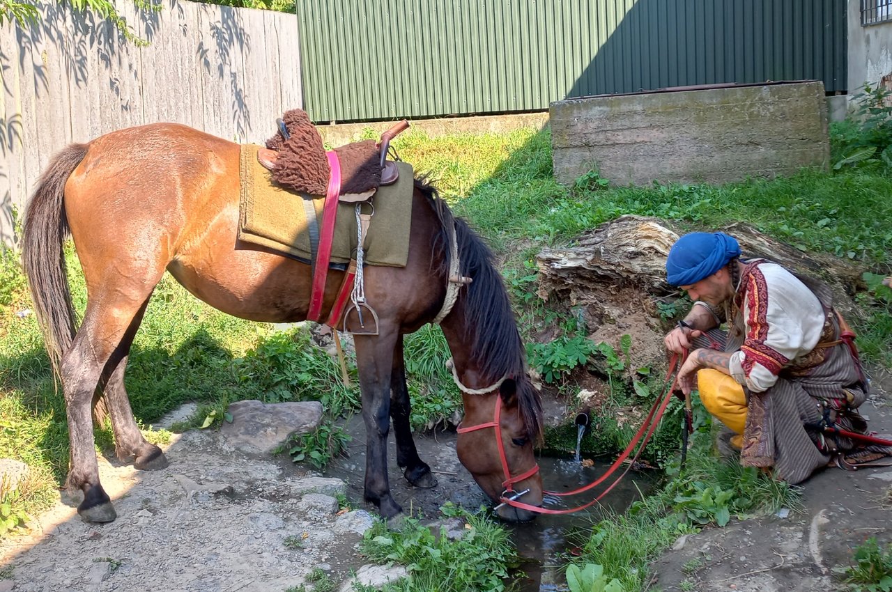 Árpád-kori viseletbe öltözött beregszászi hagyományőrző augusztus 20-án Mezőkaszonyban, akik a lovaikat etették, itatták a helyi forrásnál.