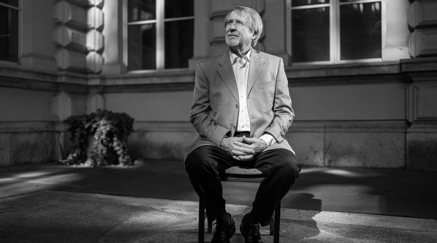 Avar Gábor szürkeárnyalatos 2024 (halálhír 2026) - Fotó: Magyaródi Milán