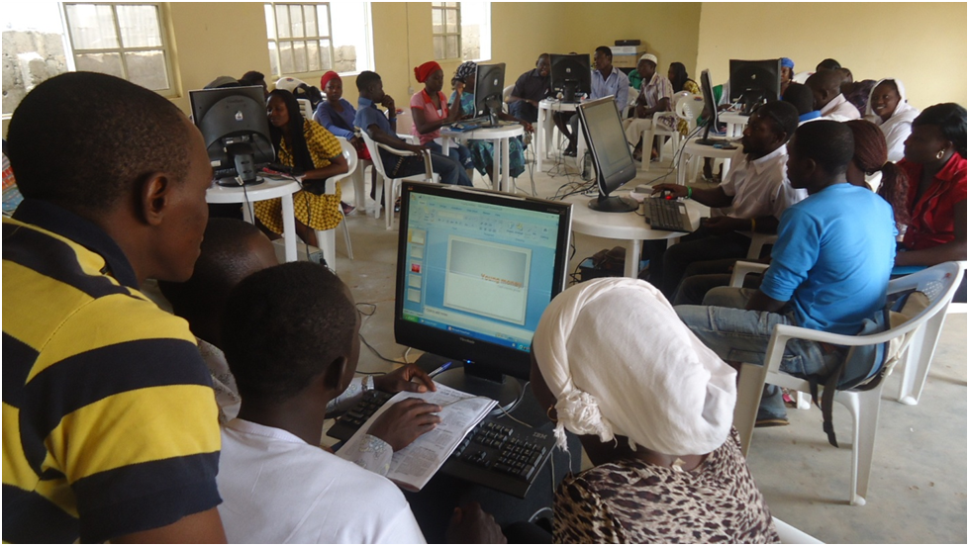Nigériai diákok egy számítógépes oktatáson - Forrás: Wikimedia