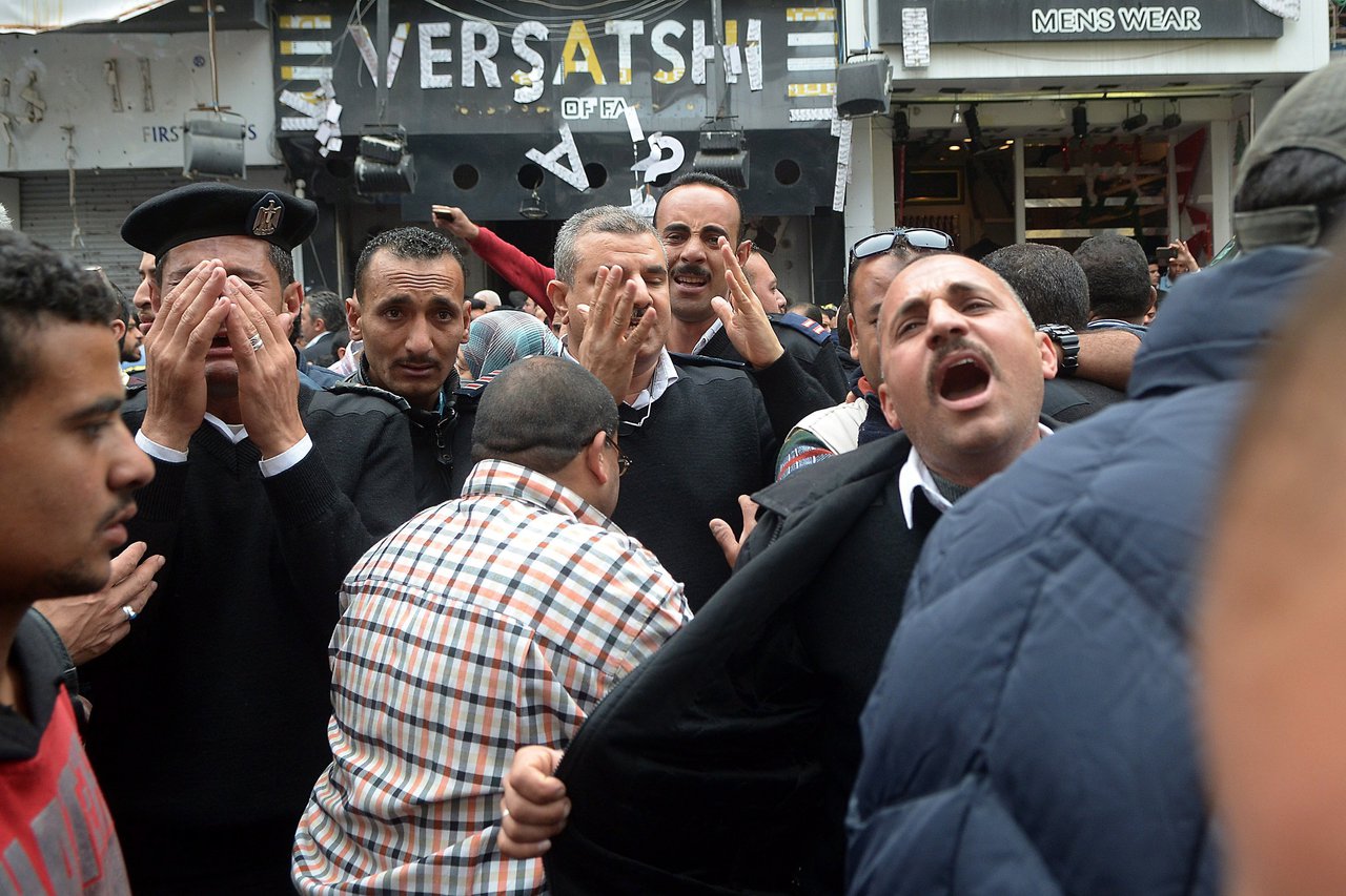 Bajtársukat_gyászoló_rendőrök_Alexandriában_Forrás_MTI.jpg