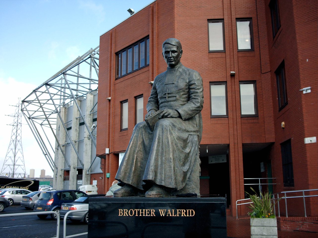 Walfrid testvér szobra  a Celtic Park stadion előtt - Fotó: Wikimedia