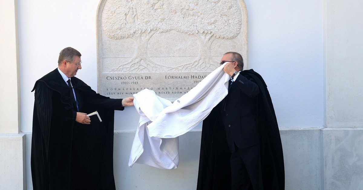 Emléktáblát avattak a mártírhalált halt Cseszkó házaspárnak Hódmezővásárhelyen