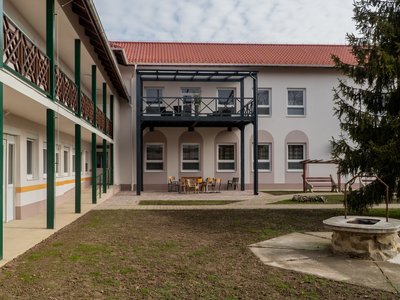 Idősek otthona Váradi Levente