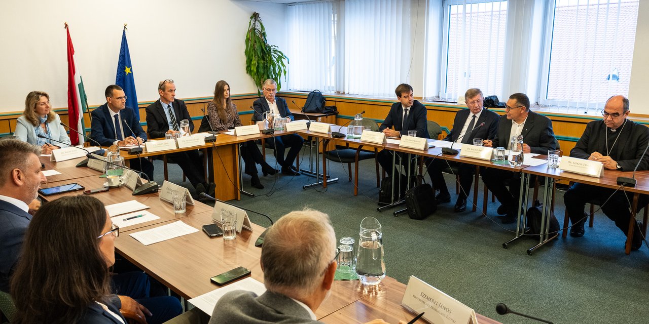 Az egyházak vezetői Hegedűs Zsolt egészségügyi miniszterrel egyeztetnek az életkezdeti kérdésekről, 2026. 09. 11. (református részről Fekete Károly püspök és Bálint Balázs orvos) - Fotó: Egészségügyi Minisztérium