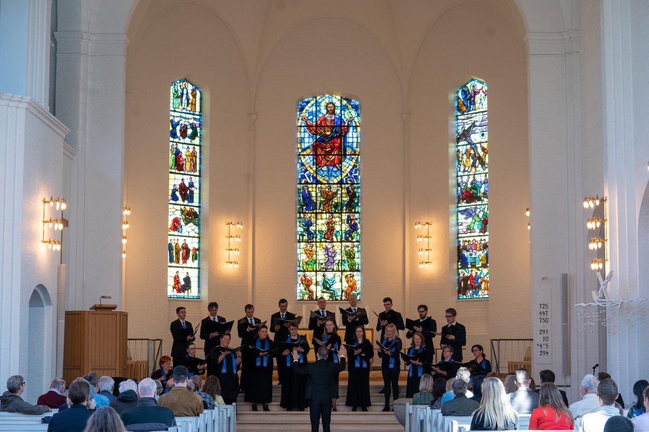 A Központi Református Kórus anyák napi és dán nemzeti imanapi fellépése a Dániai Messiaskirkenben (Megváltó templomban) (forrás: RKK)