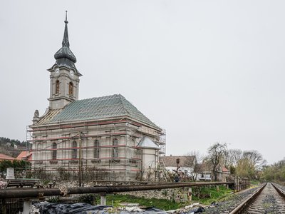 Dunaalmás, templomfelújítás 2026. április, borítókép (f.Magyaródi Milán)