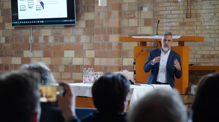 Előadó kép szemből (f.Református Szeretetszolgálat, Reif Anna)