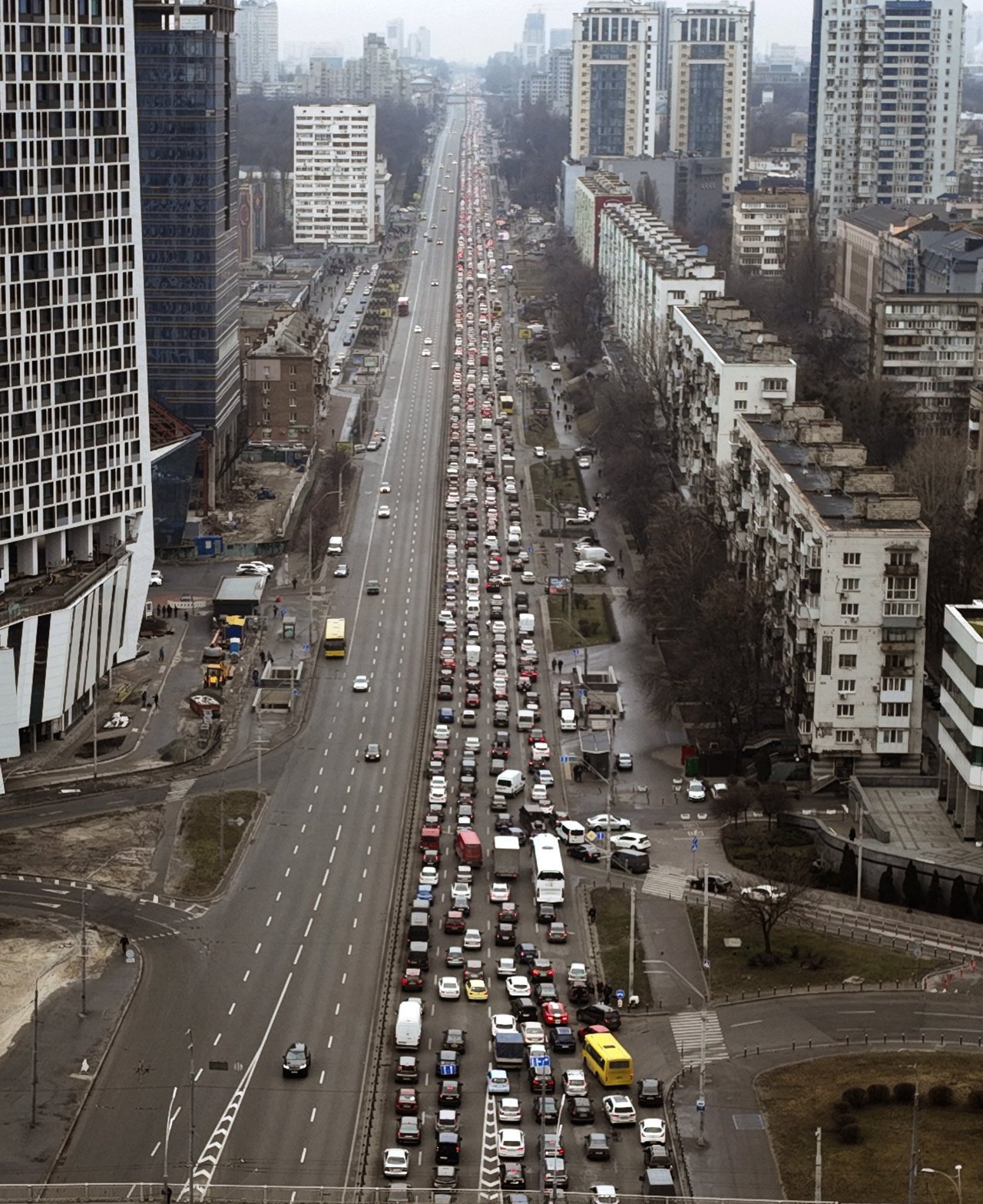 Február 22. Autóval menekülnek az emberek Kijevből..jpg