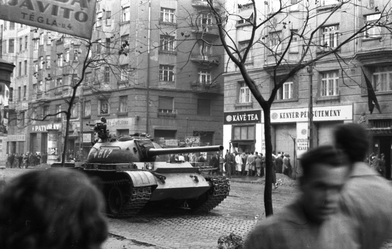 Harckocsi Budapesten 1956-ban - Fotó: Fortepan/Mácsai István