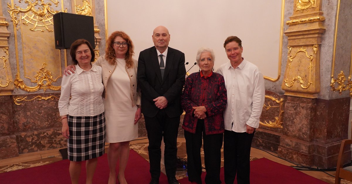 Ember a lelkész mögött