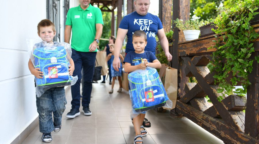 A Szeretetszolgálat küldöttsége Kárpátalján tanszercsomagokat ad át 2021.aug 3. - Fotó: Neményi Márton