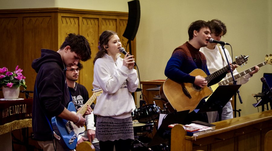 Dicsőítő nap Révész Csilla 2025