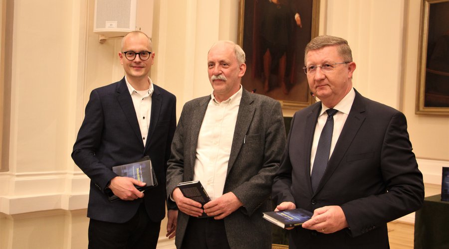 Menekülők könyvbemutató - Galsi Ápád, Győri L. János (szerző), Fekete Károly püspök Fotó: Szirák Sára