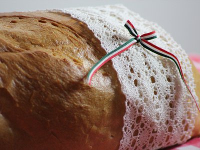 új kenyér, nemzeti szalaggal, reformatus.hu archív fotó