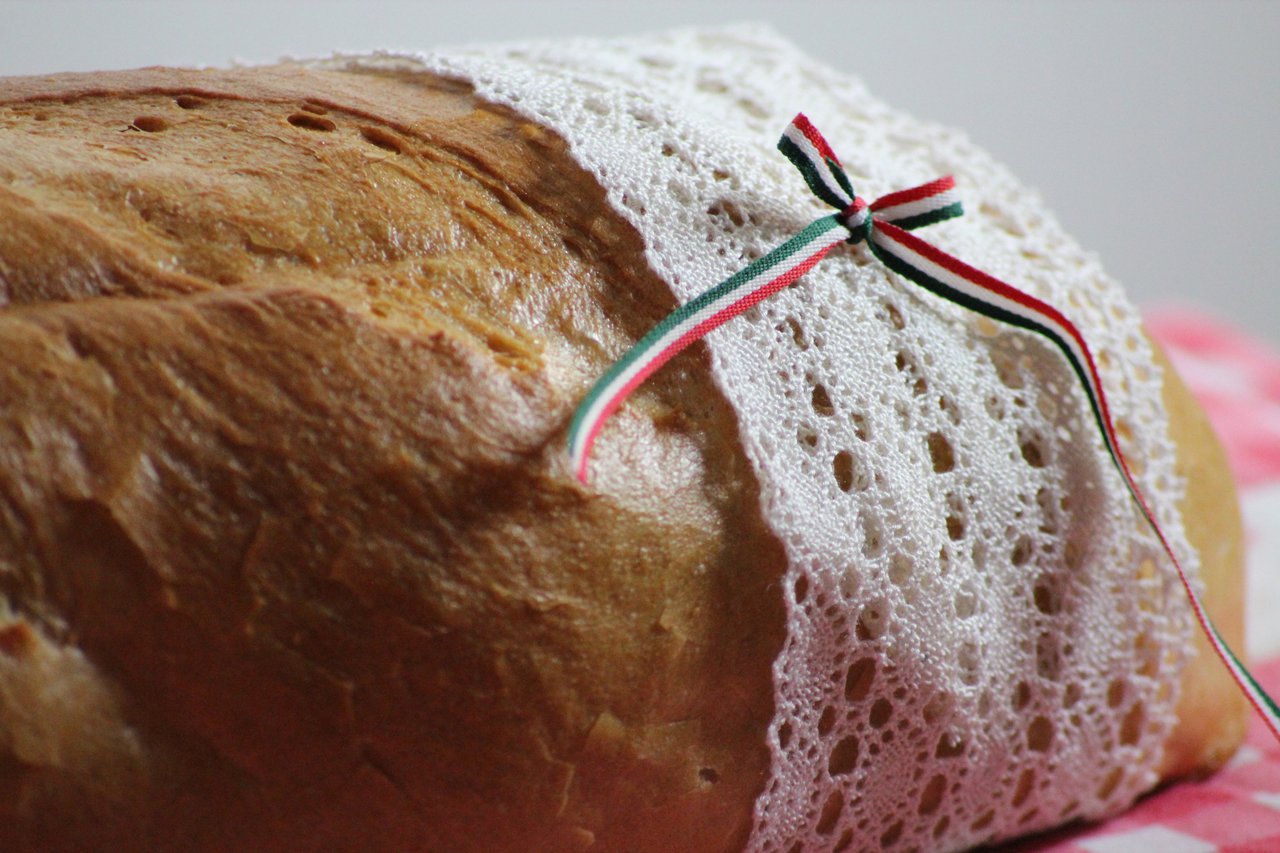 új kenyér, nemzeti szalaggal, reformatus.hu archív fotó
