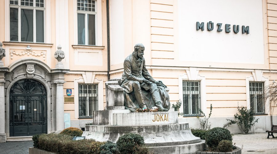 Jókai 200 borítókép 2025. (f.Magyaródi Milán)