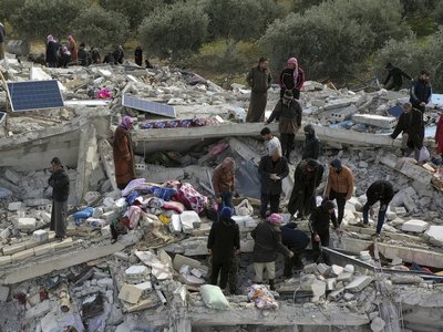 Áldozatok után kutatnak a földrengés után a szíriai Haremben 2023. február 6. Fotó: MTI/AP/Depo Photos