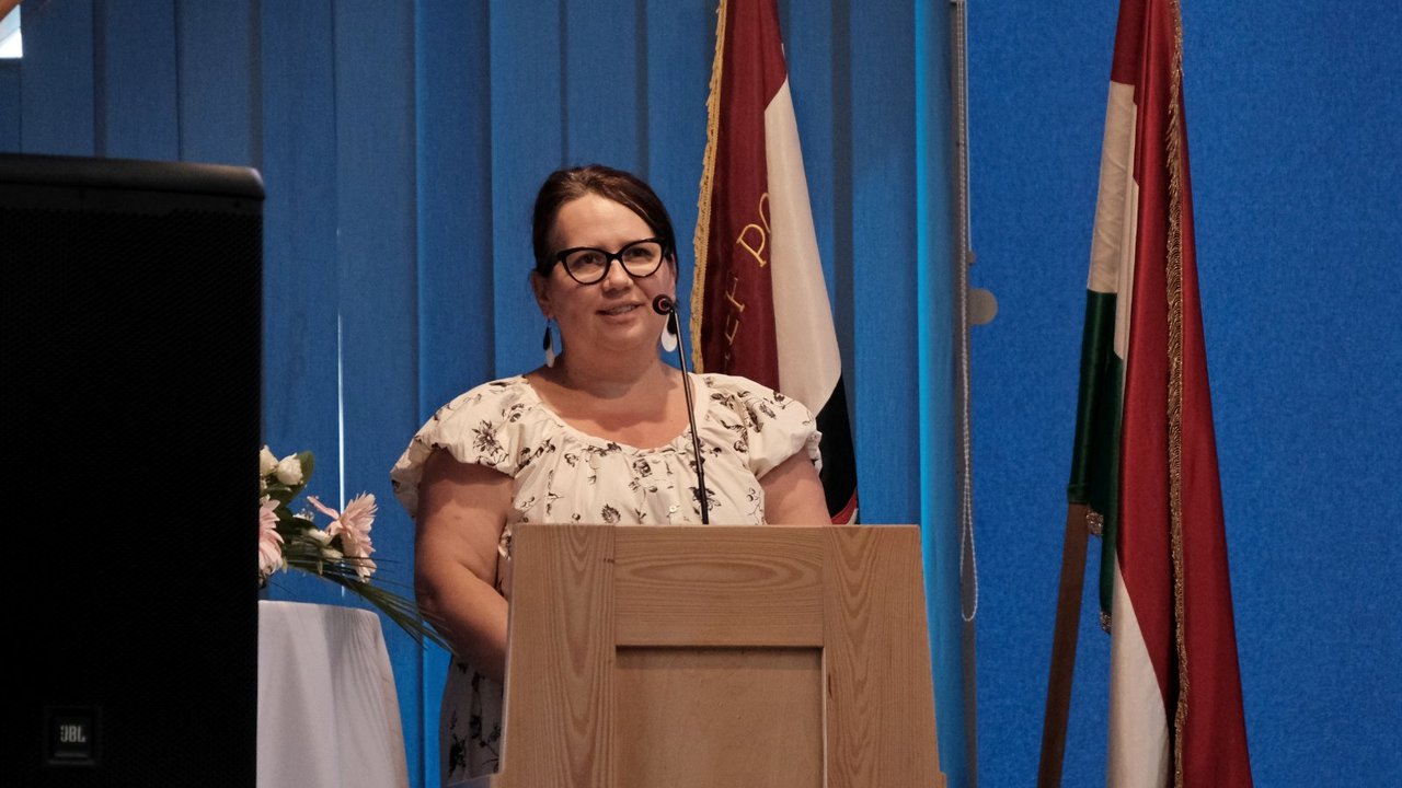 Katona Viktória egyedül
