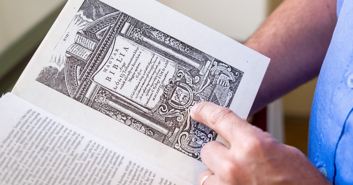 Pincébe rekesztett hit – egy elfeledett Biblia és alkotójának lenyűgöző története