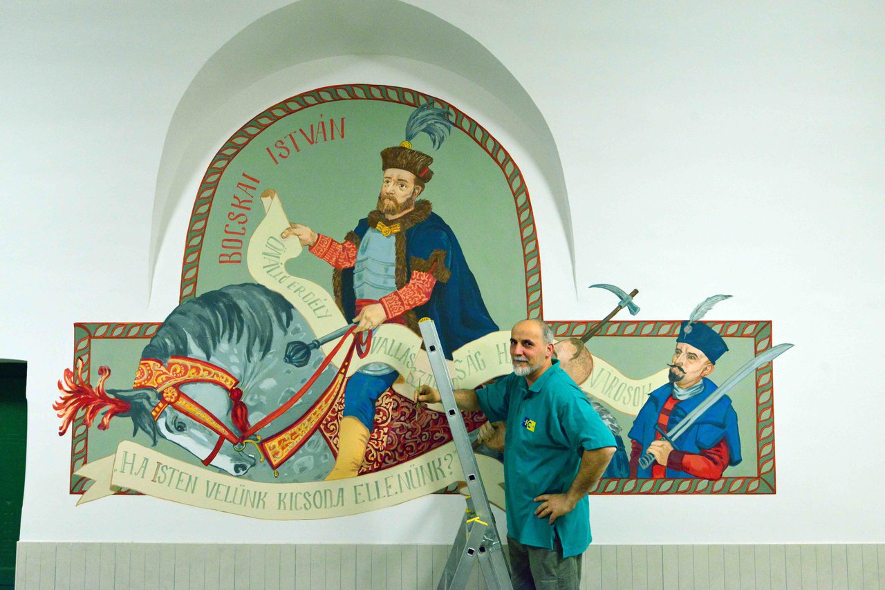 Kustár Gábor a Bocskai-falfestménnyel.jpg