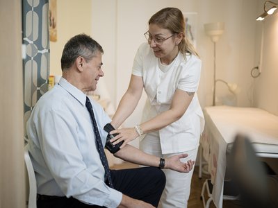 Lelkészek egészségügyi szűrése, Bencze János vizsgálat közben (f.Magyadi Milán)