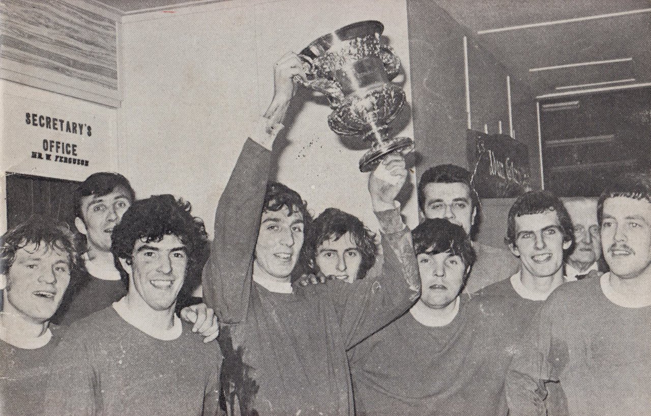 Linfield Golden Cup győztes csapata 1970, Eric Bowyer tartja a kupát - Facebook-Irish Football Memories.jpg