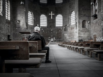 Egyedül a templomban Fotó: Unsplash/Stefan Kunze
