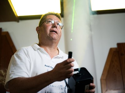 Mészáros Péter fizikatanár 2025, lézer kísérlet (f.Magyaródi Milán)